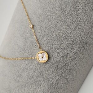 Luxe 18K Gold-Plated Stainless Steel Floral Circle Pendant Necklace, Pearl White